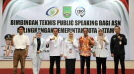 Wali Kota Batam Amsakar Achmad saat membuka kegiatan Bimbingan Teknis (Bimtek) Public Speaking yang diselenggarakan Pemerintah Kota Batam, Rabu (14/5/2025), di Pena Hall, Batam Center. Foto: INIKEPRI.COM