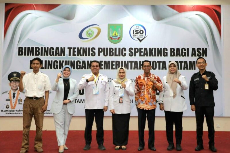 Wali Kota Batam Amsakar Achmad saat membuka kegiatan Bimbingan Teknis (Bimtek) Public Speaking yang diselenggarakan Pemerintah Kota Batam, Rabu (14/5/2025), di Pena Hall, Batam Center. Foto: INIKEPRI.COM
