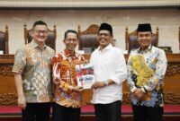 Wali Kota Batam Amsakar Achmad bersama Ketua DPRD Kota Batam Muhammad Kamalludin, Wakil Ketua 1 DPRD Kota Batam Aweng Kurniawan, dan Wakil Ketua 2 DPRD Kota Batam Hendra Asman di Paripurna DPRD Kota Batam. Foto: INIKEPRI.COM