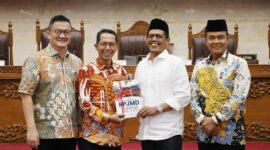 Wali Kota Batam Amsakar Achmad bersama Ketua DPRD Kota Batam Muhammad Kamalludin, Wakil Ketua 1 DPRD Kota Batam Aweng Kurniawan, dan Wakil Ketua 2 DPRD Kota Batam Hendra Asman di Paripurna DPRD Kota Batam. Foto: INIKEPRI.COM