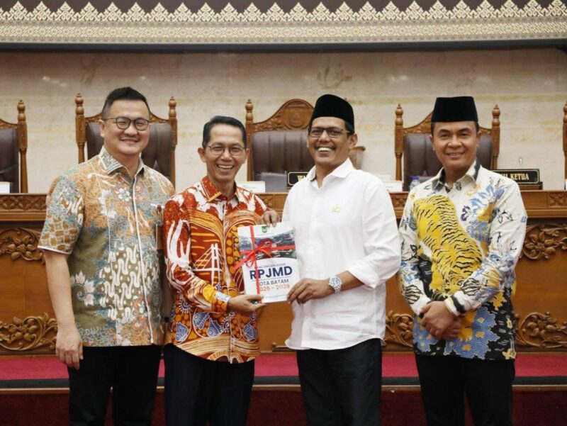 Wali Kota Batam Amsakar Achmad bersama Ketua DPRD Kota Batam Muhammad Kamalludin, Wakil Ketua 1 DPRD Kota Batam Aweng Kurniawan, dan Wakil Ketua 2 DPRD Kota Batam Hendra Asman di Paripurna DPRD Kota Batam. Foto: INIKEPRI.COM