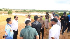 Legislator Kota Batam Anwar Anas (Kemeja Putih), Lurah Sambau, Raja Zulkarnain (berkaos cokelat) bersama Camat Nongsa, Arfandi (berbaju putih), berdiskusi langsung di lokasi rawan banjir bersama tim gabungan dari BP Batam dan Pemko Batam. Di tengah panas terik dan tanah merah, mereka menelusuri solusi — bukti bahwa kepemimpinan sejati hadir di medan nyata. Foto: INIKEPRI.COM