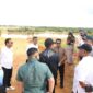 Legislator Kota Batam Anwar Anas (Kemeja Putih), Lurah Sambau, Raja Zulkarnain (berkaos cokelat) bersama Camat Nongsa, Arfandi (berbaju putih), berdiskusi langsung di lokasi rawan banjir bersama tim gabungan dari BP Batam dan Pemko Batam. Di tengah panas terik dan tanah merah, mereka menelusuri solusi — bukti bahwa kepemimpinan sejati hadir di medan nyata. Foto: INIKEPRI.COM