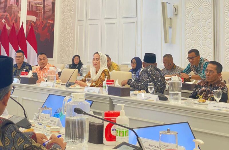 Dengan sorot mata yang menyimpan harapan, Cen Sui Lan duduk tenang di ruang kebijakan — membawa napas dari pulau-pulau sunyi yang mendamba jembatan dan jalan, agar Indonesia terasa utuh sampai ke ujung. Foto: INIKEPRI.COM