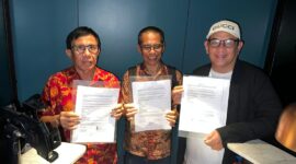 Ketua Umum PWI hasil Kongres Bandung, Hendry Ch Bangun (kiri) dan Ketua Umum PWI hasil KLB Zulmansyah Sekedang (kanan) serta anggota Dewan Pers Dahlan Dahi berfoto bersama sesuai penandatanganan Kesepakatan Jakarta, Jumat (16/5/2025) tengah malam, di Jakarta. Melalui Kesepakatan Jakarta, kedua pihak sepakat mengakhiri konflik melalui Kongres Persatuan. Foto: Istimewa 