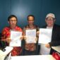 Ketua Umum PWI hasil Kongres Bandung, Hendry Ch Bangun (kiri) dan Ketua Umum PWI hasil KLB Zulmansyah Sekedang (kanan) serta anggota Dewan Pers Dahlan Dahi berfoto bersama sesuai penandatanganan Kesepakatan Jakarta, Jumat (16/5/2025) tengah malam, di Jakarta. Melalui Kesepakatan Jakarta, kedua pihak sepakat mengakhiri konflik melalui Kongres Persatuan. Foto: Istimewa 