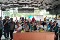 Para peserta sosialisasi bersama Pengurus GARPU Kota Batam dan perwakilan Bank BTN Syariah berpose penuh semangat usai kegiatan edukasi finansial dan pemberdayaan UMKM di Gozu Cafe, Sabtu (17/5/2025). Foto: INIKEPRI.COM