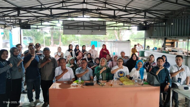 Para peserta sosialisasi bersama Pengurus GARPU Kota Batam dan perwakilan Bank BTN Syariah berpose penuh semangat usai kegiatan edukasi finansial dan pemberdayaan UMKM di Gozu Cafe, Sabtu (17/5/2025). Foto: INIKEPRI.COM