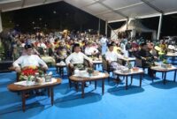 Aweng Kurniawan duduk khidmat dalam barisan terdepan, mengenakan busana adat, menyimak tiap petikan dan tarian dengan mata teduh. Foto: INIKEPRI.COM