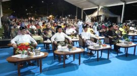 Aweng Kurniawan duduk khidmat dalam barisan terdepan, mengenakan busana adat, menyimak tiap petikan dan tarian dengan mata teduh. Foto: INIKEPRI.COM
