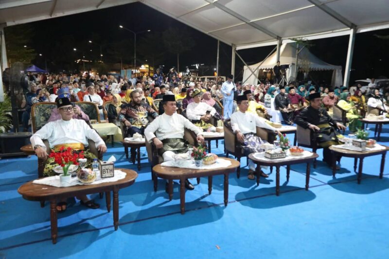 Aweng Kurniawan duduk khidmat dalam barisan terdepan, mengenakan busana adat, menyimak tiap petikan dan tarian dengan mata teduh. Foto: INIKEPRI.COM