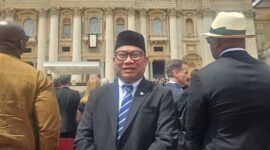 Fary Francis, Deputi Investasi dan Pengusahaan, BP Batam bersama dengan Muhaimin Iskandar, Menko Pemberdayaan Masyarakat dan Budi Arie Menteri Koperasi diutus oleh Presiden Prabowo menghadiri dan menyaksikan langsung pelantikan Paus Leo XIV  Pada Hari Minggu (18/05) di Lapangan Santo Petrus, Vatikan. Foto: INIKEPRI.COM/BP Batam 