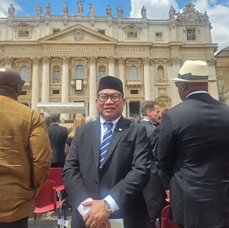 Fary Francis, Deputi Investasi dan Pengusahaan, BP Batam bersama dengan Muhaimin Iskandar, Menko Pemberdayaan Masyarakat dan Budi Arie Menteri Koperasi diutus oleh Presiden Prabowo menghadiri dan menyaksikan langsung pelantikan Paus Leo XIV  Pada Hari Minggu (18/05) di Lapangan Santo Petrus, Vatikan. Foto: INIKEPRI.COM/BP Batam 