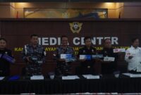 Deretan petugas dari Bea Cukai dan TNI AL berdiri gagah memegang barang bukti. Semua tampak meyakinkan — kecuali satu hal: tidak ada satu pun wartawan yang terlihat.Karena di Bea Cukai Batam, prestasi besar pantas dirayakan… secara tertutup. Foto: Rilis di WhatsApp Group 