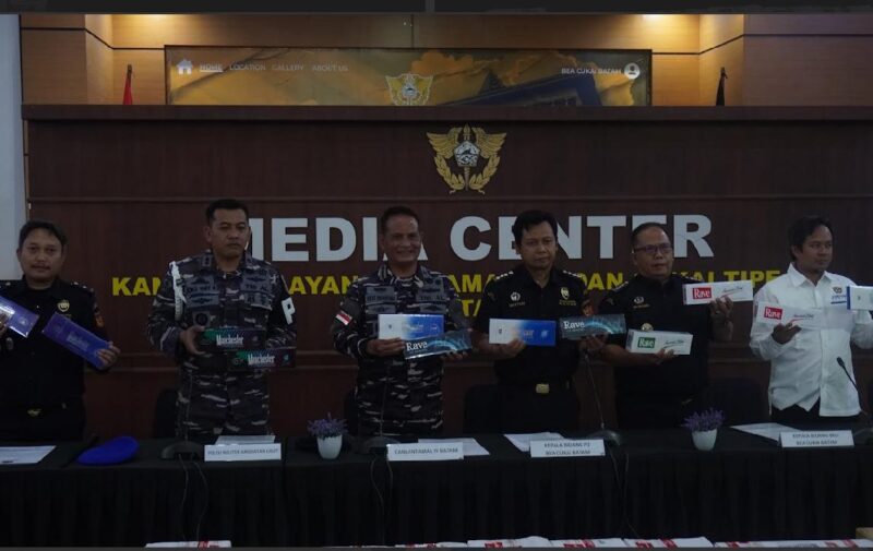 Deretan petugas dari Bea Cukai dan TNI AL berdiri gagah memegang barang bukti. Semua tampak meyakinkan — kecuali satu hal: tidak ada satu pun wartawan yang terlihat.Karena di Bea Cukai Batam, prestasi besar pantas dirayakan… secara tertutup. Foto: Rilis di WhatsApp Group