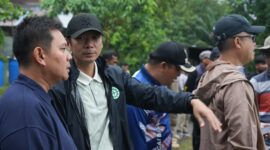 Anggota Bidang Infrastruktur BP Batam, Mouris Limanto mempunyai komitmen tinggi untuk menjadikan pengendalian banjir dan longsor sebagai program prioritasnya. Komitmen tersebut, ditunjukkan Mouris dengan melakukan peninjauan selama 18 hari diseluruh Kecamatan di Kota Batam. Foto: INIKEPRI.COM/BP Batam 