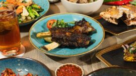 ARTOTEL Batam kembali memperkuat komitmennya dalam mengangkat kekayaan kuliner lokal melalui program terbaru bertajuk “Like A Local – The Local Hawkers”, yang resmi berlangsung mulai 7 Mei hingga 31 Juli 2025. Foto: INIKEPRI.COM/ARTOTEL Batam