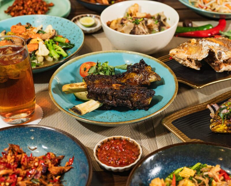 ARTOTEL Batam kembali memperkuat komitmennya dalam mengangkat kekayaan kuliner lokal melalui program terbaru bertajuk “Like A Local – The Local Hawkers”, yang resmi berlangsung mulai 7 Mei hingga 31 Juli 2025. Foto: INIKEPRI.COM/ARTOTEL Batam