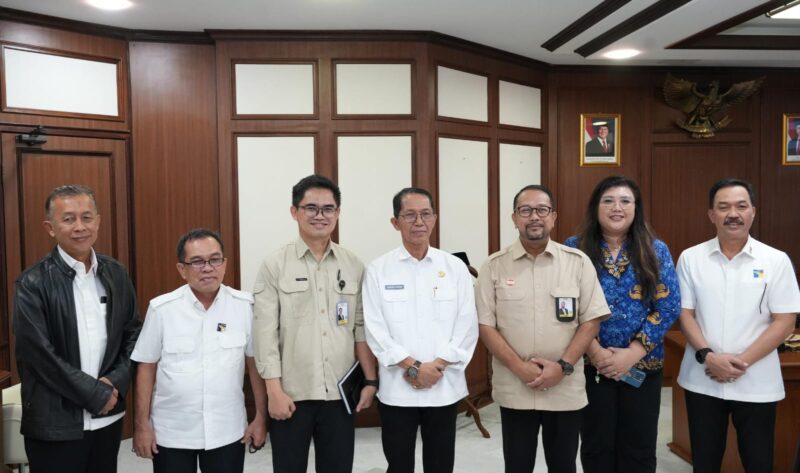 Kepala BP Batam, Amsakar Achmad, menerima kunjungan kerja Tenaga Ahli Utama (Deputi IV) Kantor Staf Presiden Republik Indonesia Bidang Infrastruktur dan Pengembangan Wilayah, Prof. Resdiansyah, Selasa (20/5/2025). Foto: INIKEPRI.COM/BP Batam 