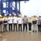 Wakil Kepala BP Batam, Li Claudia Chandra meninjau langsung persiapan pengoperasian 4 STS Crane yang baru saja tiba di Batam, pada Senin (19/5/2025) di Pelabuhan Batu Ampar. Foto: INIKEPRI.COM/BP Batam 