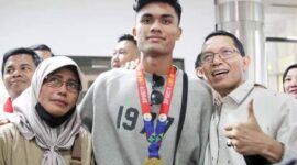 Momen kepulangan striker tim nasional Indonesia Ramadhan Sananta ke Batam disambut oleh Amsakar Achmad dan suporter pada tahun 2023 silam. Foto: INIKEPRI.COM