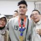 Momen kepulangan striker tim nasional Indonesia Ramadhan Sananta ke Batam disambut oleh Amsakar Achmad dan suporter pada tahun 2023 silam. Foto: INIKEPRI.COM