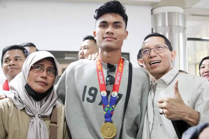Momen kepulangan striker tim nasional Indonesia Ramadhan Sananta ke Batam disambut oleh Amsakar Achmad dan suporter pada tahun 2023 silam. Foto: INIKEPRI.COM