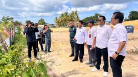 Anggota DPRD Kota Batam Anwar Anas dalam kunjungan bersama Kementerian Kelautan dan Perikanan ke Kampung Tua Bagan, Batam, Senin (19/5), dalam rangka meninjau kesiapan pembangunan dermaga dan fasilitas pendukung bagi nelayan. Foto: INIKEPRI.COM
