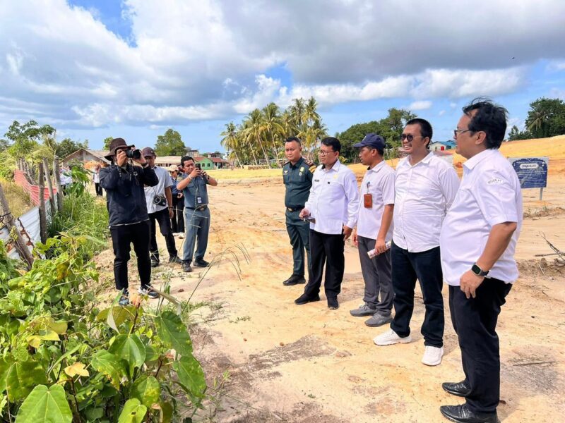 Anggota DPRD Kota Batam Anwar Anas dalam kunjungan bersama Kementerian Kelautan dan Perikanan ke Kampung Tua Bagan, Batam, Senin (19/5), dalam rangka meninjau kesiapan pembangunan dermaga dan fasilitas pendukung bagi nelayan. Foto: INIKEPRI.COM