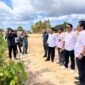 Anggota DPRD Kota Batam Anwar Anas dalam kunjungan bersama Kementerian Kelautan dan Perikanan ke Kampung Tua Bagan, Batam, Senin (19/5), dalam rangka meninjau kesiapan pembangunan dermaga dan fasilitas pendukung bagi nelayan. Foto: INIKEPRI.COM