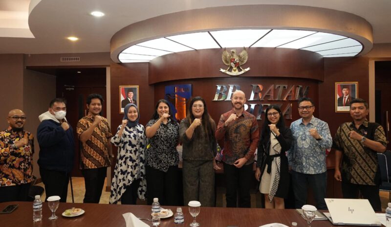 Plt. Kabiro Humas, Promosi dan Protokol yang juga merupakan Anggota/Deputi Bidang Pelayanan Umum Ariastuty Sirait menerima kunjungan dari Delegasi Kedutaan Besar Inggris yang dipimpin oleh Mr. Niall Ahern Country Director for Business, Trade and Investment. Foto: INIKEPRI.COM/BP Batam