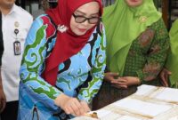 Erlita Sari membatik beberapa waktu lalu. Foto: INIKEPRI.COM