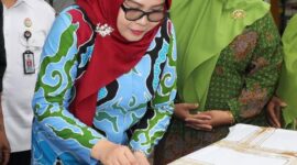 Erlita Sari membatik beberapa waktu lalu. Foto: INIKEPRI.COM