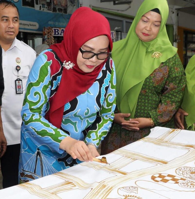 Erlita Sari membatik beberapa waktu lalu. Foto: INIKEPRI.COM