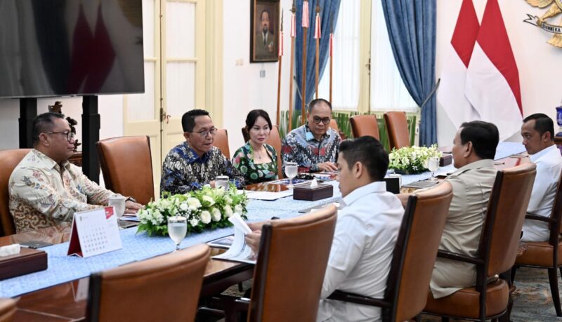 Kepala Badan Pengusahaan (BP) Batam, Amsakar Achmad, bersama jajaran melaporkan strategi percepatan investasi kepada Presiden Republik Indonesia, Prabowo Subianto, dalam audiensi resmi di Istana Kepresidenan Jakarta, Kamis (22/5/2025). Foto: INIKEPRI.COM/BP Batam