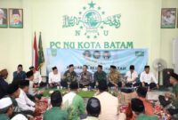 Wali Kota Batam Amsakar Achmad bersama ketua DPRD Kota Batam Muhammad Kamalludin bersilaturahmi dengan keluarga besar Pengurus Cabang (PC) Nahdlatul Ulama (NU) Kota Batam dalam agenda Dialog RPJMD 2025–2030 yang digelar di Kantor PCNU Batam, Perum Kopkar PLN Blok R No. 1, Batam Centre, Jumat (23/5/2025). Foto: INIKEPRI.COM
