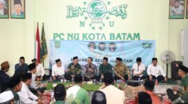 Wali Kota Batam Amsakar Achmad bersama ketua DPRD Kota Batam Muhammad Kamalludin bersilaturahmi dengan keluarga besar Pengurus Cabang (PC) Nahdlatul Ulama (NU) Kota Batam dalam agenda Dialog RPJMD 2025–2030 yang digelar di Kantor PCNU Batam, Perum Kopkar PLN Blok R No. 1, Batam Centre, Jumat (23/5/2025). Foto: INIKEPRI.COM
