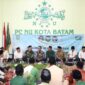 Wali Kota Batam Amsakar Achmad bersama ketua DPRD Kota Batam Muhammad Kamalludin bersilaturahmi dengan keluarga besar Pengurus Cabang (PC) Nahdlatul Ulama (NU) Kota Batam dalam agenda Dialog RPJMD 2025–2030 yang digelar di Kantor PCNU Batam, Perum Kopkar PLN Blok R No. 1, Batam Centre, Jumat (23/5/2025). Foto: INIKEPRI.COM
