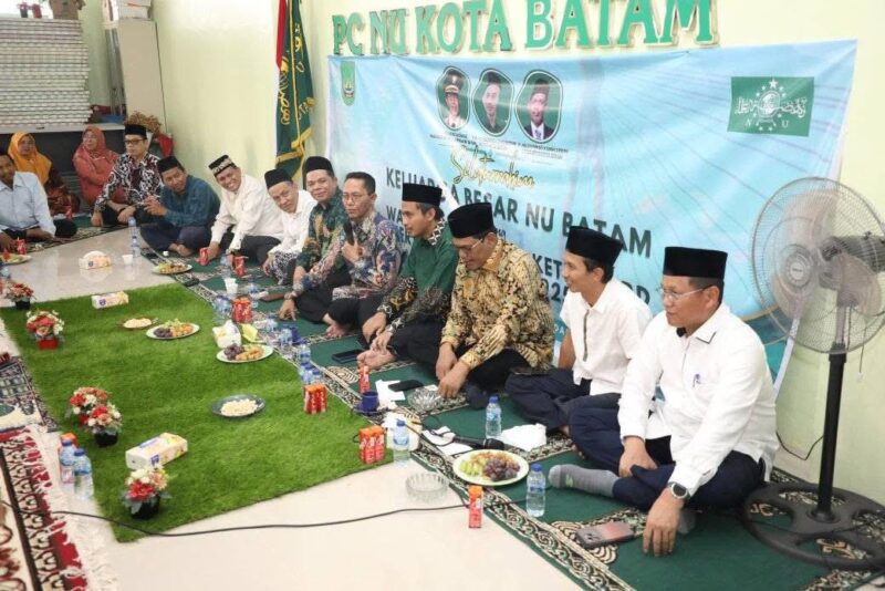 Amsakar Achmad saat bersilaturahmi dengan keluarga besar Pengurus Cabang Nahdlatul Ulama (PCNU) Kota Batam dalam agenda Dialog RPJMD 2025–2029 di Kantor PCNU Batam, Batam Centre, Jumat (23/5/2025). Foto: INIKEPRI.COM