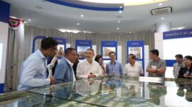Anggota/Deputi Bidang Investasi dan Pengusahaan BP Batam, Fary Djemy Francis, bersama jajaran BP Batam dan manajemen Batamindo, meninjau maket kawasan industri Batamindo dalam rangkaian kunjungan kerja perdananya di Batam, Senin (26/5/2025). Kunjungan ini menjadi bagian dari upaya BP Batam menyerap aspirasi dan mempererat sinergi dengan pelaku industri. Foto: INIKEPRI.COM/BP Batam 