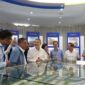 Anggota/Deputi Bidang Investasi dan Pengusahaan BP Batam, Fary Djemy Francis, bersama jajaran BP Batam dan manajemen Batamindo, meninjau maket kawasan industri Batamindo dalam rangkaian kunjungan kerja perdananya di Batam, Senin (26/5/2025). Kunjungan ini menjadi bagian dari upaya BP Batam menyerap aspirasi dan mempererat sinergi dengan pelaku industri. Foto: INIKEPRI.COM/BP Batam 