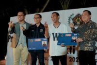 Ketua PWI Provisi Kepri, Andi Gino dan Ketua PWI Batam, Agus Bagjana (tengah) menerima secara simbolis ATM BTN dengan logo PWI. foto: INIKEPRI.COM