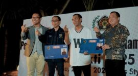 Ketua PWI Provisi Kepri, Andi Gino dan Ketua PWI Batam, Agus Bagjana (tengah) menerima secara simbolis ATM BTN dengan logo PWI. foto: INIKEPRI.COM