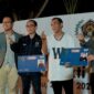 Ketua PWI Provisi Kepri, Andi Gino dan Ketua PWI Batam, Agus Bagjana (tengah) menerima secara simbolis ATM BTN dengan logo PWI. foto: INIKEPRI.COM