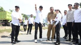 Amsakar dan Claudia meninjau dua lokasi strategis: Jalan Laksamana Bintan, tepatnya dari underpass hingga Simpang Gelael, serta Jalan Raja Isa, dari Simpang BTN hingga Simpang KDA. Foto: INIKEPRI.COM