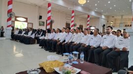 Pemerintah Kabupaten Natuna secara resmi menyerahkan Surat Keputusan (SK) Pengangkatan kepada 484 Calon Pegawai Negeri Sipil (CPNS) dan Pegawai Pemerintah dengan Perjanjian Kerja (PPPK) tahap I dalam sebuah seremoni khidmat yang berlangsung di Gedung Sri Srindit, Ranai, Selasa (27/5/2025). Foto: INIKEPRI.COM