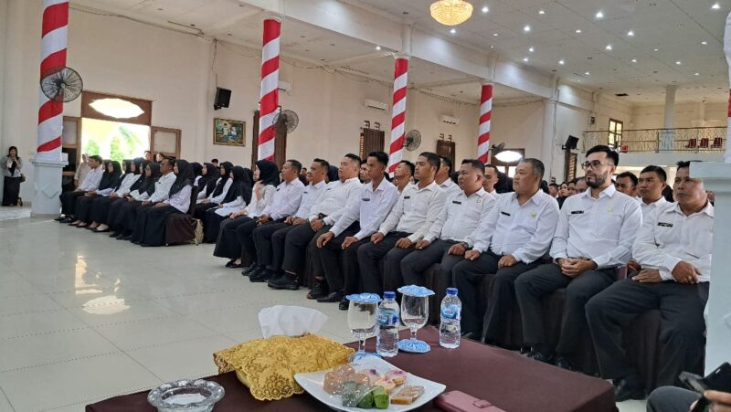 Pemerintah Kabupaten Natuna secara resmi menyerahkan Surat Keputusan (SK) Pengangkatan kepada 484 Calon Pegawai Negeri Sipil (CPNS) dan Pegawai Pemerintah dengan Perjanjian Kerja (PPPK) tahap I dalam sebuah seremoni khidmat yang berlangsung di Gedung Sri Srindit, Ranai, Selasa (27/5/2025). Foto: INIKEPRI.COM