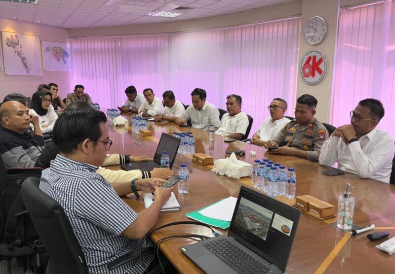 Anggota Komisi I DPRD Batam, Anwar Anas, menghadiri pertemuan dengan pihak Batamindo pada Rabu (28/5/2025), membawa aspirasi warga Sei Beduk. Ia menuntut rekrutmen tenaga kerja yang transparan dan berpihak pada warga lokal, serta penyaluran CSR yang berdampak langsung. Foto: INIKEPRI.COM