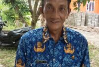 Arfandi, Penyuluh Agama Islam Non-PNS asal Kecamatan Midai, Kabupaten Natuna, yang resmi diangkat sebagai Pegawai Pemerintah dengan Perjanjian Kerja (PPPK) di usia 55 tahun. Pengangkatan ini menjadi simbol penghargaan atas pengabdian tulusnya selama puluhan tahun di pelosok-pelosok Natuna. Foto: INIKEPRI.COM