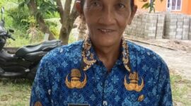 Arfandi, Penyuluh Agama Islam Non-PNS asal Kecamatan Midai, Kabupaten Natuna, yang resmi diangkat sebagai Pegawai Pemerintah dengan Perjanjian Kerja (PPPK) di usia 55 tahun. Pengangkatan ini menjadi simbol penghargaan atas pengabdian tulusnya selama puluhan tahun di pelosok-pelosok Natuna. Foto: INIKEPRI.COM